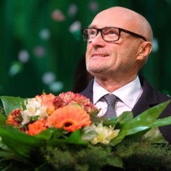 Acara Sekolah Jadi Panggung Pertama Phil Collins Setelah Pensiun