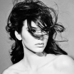 Pose Topless di Majalah, Kendall Jenner Ungkap Rahasia Jadi Workaholic