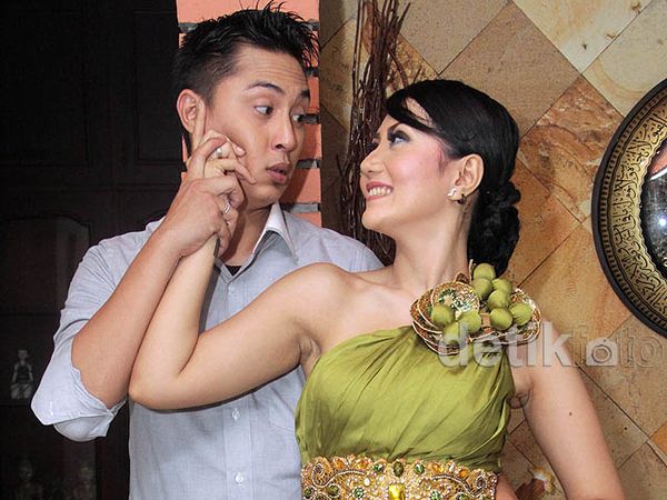 Aida Saskia Mesra dengan Suami di Video Klip Terbaru