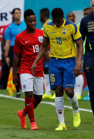 Cekik Sterling, Valencia Minta Maaf