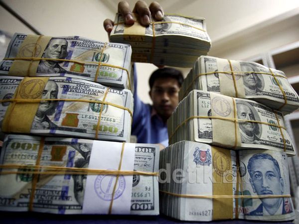 Dolar AS Mendekati Rp 12.000