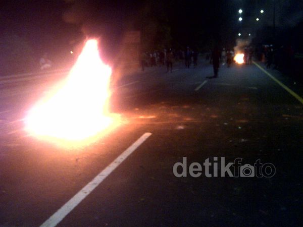 Massa Diduga Bonek Blokir Tol Satelit-Perak