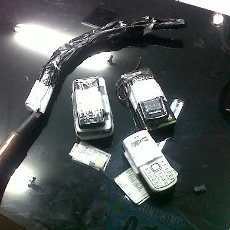 Sebuah Clurit dan Tujuh Ponsel Disita dari Massa Diduga Bonek