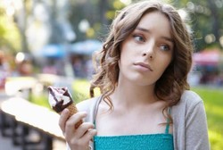 Emotional Eating, Ketika Pamer Foto Makanan Bikin Gemuk Orang Lain