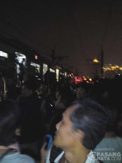 KRL yang Mogok di Jalur Kb Lama-Pondok Ranji Berasap karena Korsleting