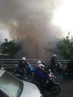 Lapak di Bawah Flyover Roxy Terbakar