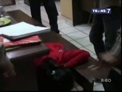 Seorang Wanita Bersujud Pada Sipir Agar Bisa Membesuk Suami di Tahanan