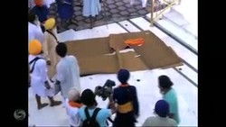 Gelar Doa di Kuil Emas Berujung Adu Pedang