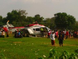 Di Pasuruan, Helikopter Prabowo Jadi Objek Foto-foto Warga