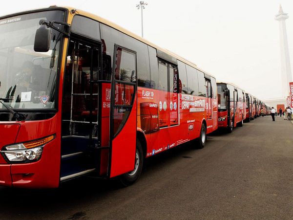 Telkomsel Serahkan 10 Bus TransJ ke Pemprov DKI Jakarta