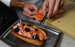 Lobster Roll Bertopping Kaviar dan Lembaran Emas Ini Harganya Rp 1,8 Juta