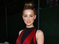 Pesona Amber Heard Bergaun Merah