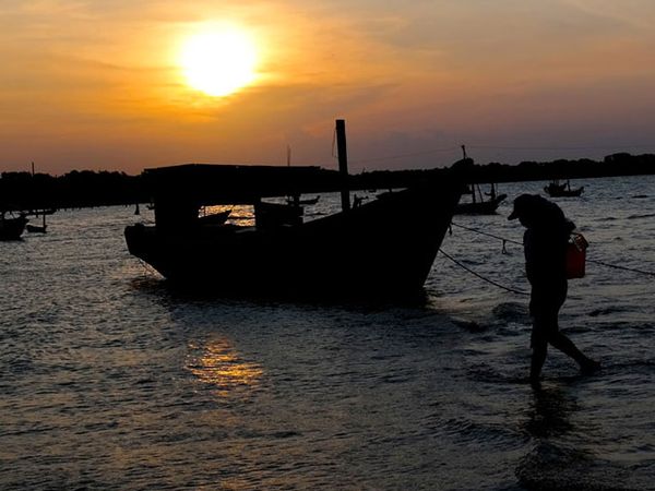 Keindahan Sunset di Pesisir Suramadu