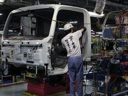 1 Hari Isuzu Mampu Produksi 700 Unit Truk