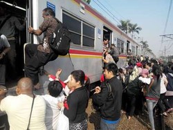 Ini Penampakan Penumpang Commuter Line Bekasi Bahu Membahu Pindah ke Kereta Bantuan