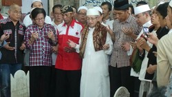 Jokowi Ziarah ke Makam Habib Abdullah Bin Mukhsin Al Athas di Empang Bogor