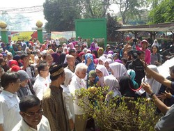 Ke Pesantren di Tambun, Hatta Dikerubuti Santriwati
