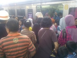 Ini Penampakan Hiruk Pikuk di Stasiun Tanah Abang, Penumpang Hanya Bisa Pasrah