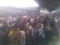 Ini Penampakan Penumpang Commuter Line di Tanah Abang, Menumpuk!