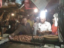 Kampanye di Pasar Tambun, Hatta Borong Telur