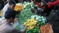 Blusukan ke Pasar Kebon Kembang Bogor, Jokowi Beli Tomat dan Gantungan Baju