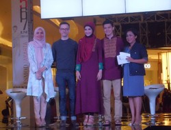 Rilis Busana Muslim Terbaru, Ria Miranda Gandeng Pasangan Zaskia-Irwansyah