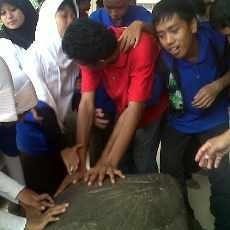 Puluhan Anak Tuna Netra Berlajar Sejarah Majapahit di Trowulan