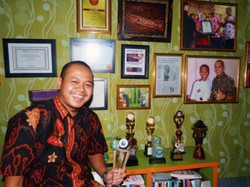 Ibnu Riyanto (Batik Trusmi) : Pemegang Rekor MURI Pemilik Toko Batik Terbesar dan Terluas