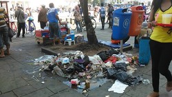 Sampah Berserakan di Kota Tua, Petugas Kebersihan Mengaku Belum Digaji 3 Bulan