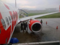 Hujan Deras di Bandara Husein Sastranegara, Penumpang Tertahan di Pesawat
