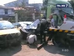 Lamborghini Tabrak Mobil Box Hingga Terpental