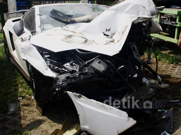 Tabrak Truk, Lamborghini Rusak Parah