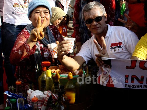 Paguyuban Mbak Jamu Gendong Dukung Jokowi-JK Paguyuban Mbak Jamu Gendong Dukung Jokowi-JK