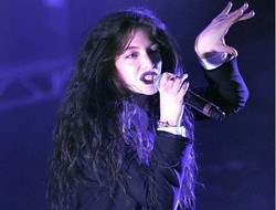 Ini Penampilan Perdana Lorde dengan Lipstik Ungu dari MAC