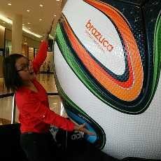 Bola Raksasa Sambut Piala Dunia Dipajang di Mal