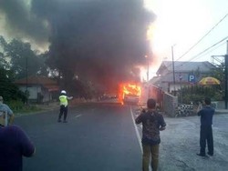 Bus Pariwisata Meledak di Puncak, 4 Mobil Damkar Diterjunkan