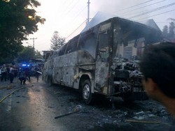 Bus Meledak 6 Kali, Jalur Puncak Masih Ditutup dari Kedua Arah