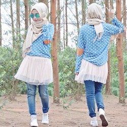 Hijab Style: Cara Siasati Busana Tanpa Lengan dan Rok Pendek