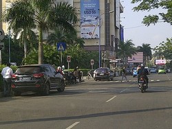Plak! Bule Tampol Biker yang Ngebut di Zebra Cross