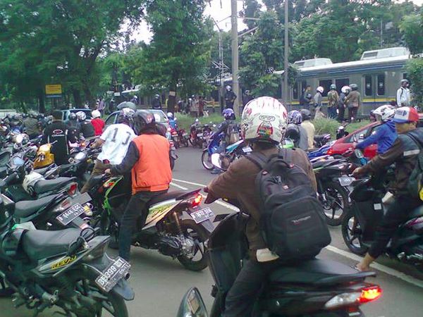 Kepo karena Ada Kecelakaan, Bikin Macet Bro!