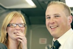 Romantis Banget! Pasangan Traveler Menikah di Atas Pesawat