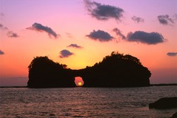 Unik, Jepang Punya Lubang di Tengah Laut