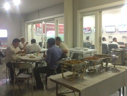 Relawan Jokowi Nobar Debat Capres-Cawapres di Posko Jenggala