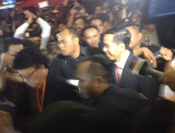 Hadiri Debat Capres, Jokowi Pakai Jas Hitam dan Dasi Merah