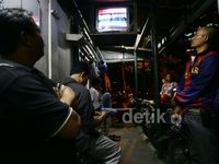 Nobar Debat Capres-Cawapres di Warkop dan Pangkalan Ojek