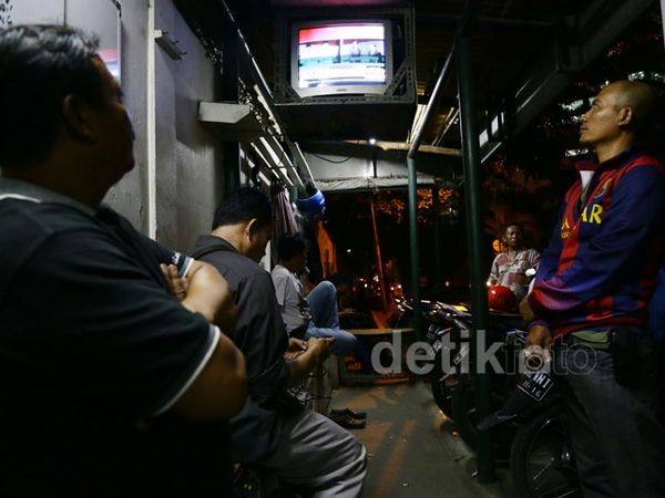 Nobar Debat Capres-Cawapres di Warkop dan Pangkalan Ojek Nobar Debat Capres-Cawapres di Warkop dan Pangkalan Ojek