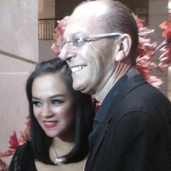 Mantan Istri Daus Mini Gandeng Bule Inggris, Ini Fotonya