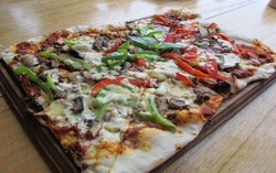 Warung Kayu Api: Char-Grilled Pizza yang Renyah Enak Ada di Sini