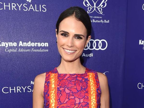 Jordana Brewster Tampil Penuh Warna