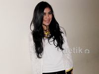 Gaya Syahnaz Sadiqah Bercelana Robek-robek